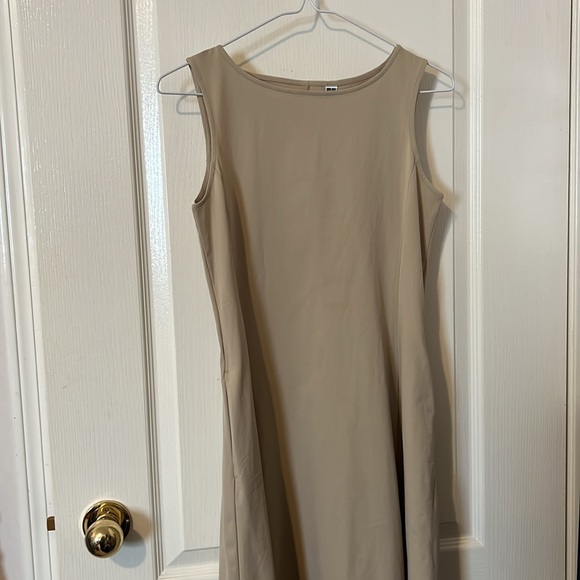 UNIQLO EXTRA STRETCH AIRism SLEEVELESS DRESS - Picture 6 of 6